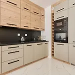 Nowoczesny Z Balkonem I Parkingiem W Centrum Wroclawia By Renters Apartment *