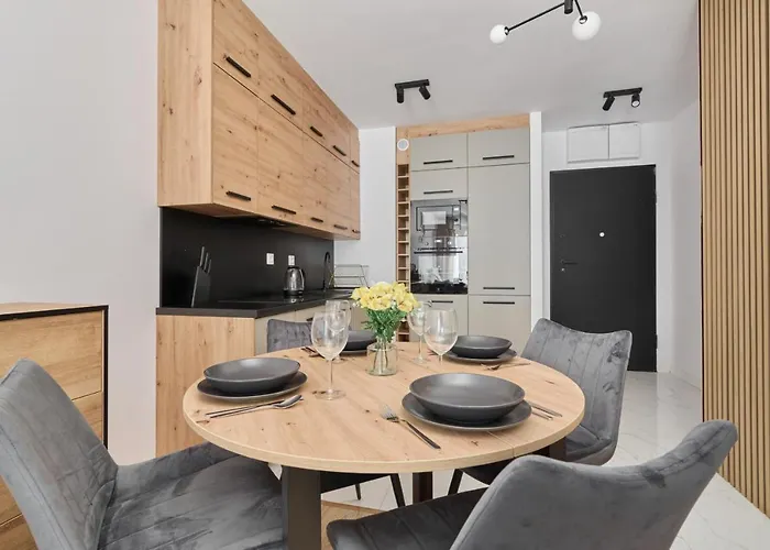 Nowoczesny Z Balkonem I Parkingiem W Centrum Wroclawia By Renters Apartment Wroclaw